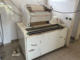 une machine qui se trouve dans le coin d'une pièce