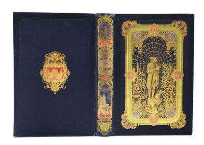 un vieux livre avec une couverture dorée et une couverture noire