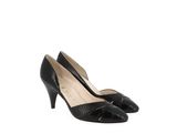 une paire de chaussures noires à talons hauts sur fond blanc
