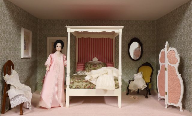 Diorama. Composition miniature, dans une vitrine en bois, vitre e...