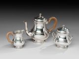 un ensemble composé de trois théières en argent et d'une cafetière