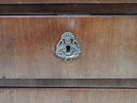 Commode en bois et placage, le plateau en marbre noir, ouvra… (photo 6)