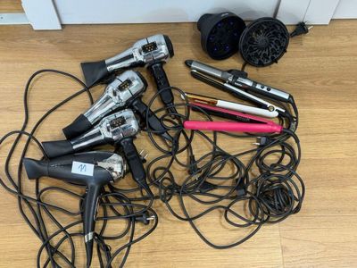 de nombreux sèche-cheveux posés par terre les uns à côté des autres