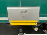 un gros plan sur l'arrière d'un camion vert et jaune
