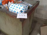une poubelle qui contient beaucoup d'objets
