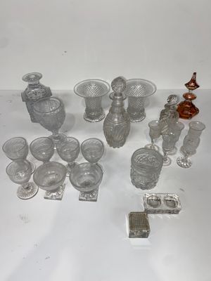 beaucoup d'objets en verre qui se trouvent sur la table