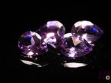 trois améthystes violettes sur un fond noir