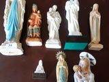 de nombreuses figurines représentant Jésus et d'autres personnages religieux posées sur une table