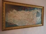 un tableau accroché au mur au-dessus d'un lit