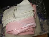 une pile de vêtements pliés dans un sac en plastique
