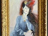 tableau représentant une femme en robe bleue, coiffée d'un chapeau rouge et tenant un oiseau