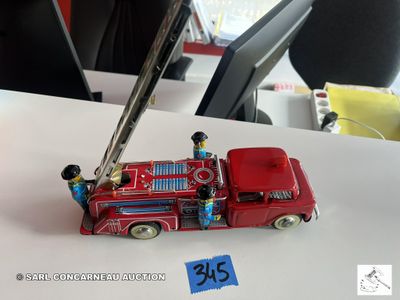 un camion de pompiers miniature posé sur une table
