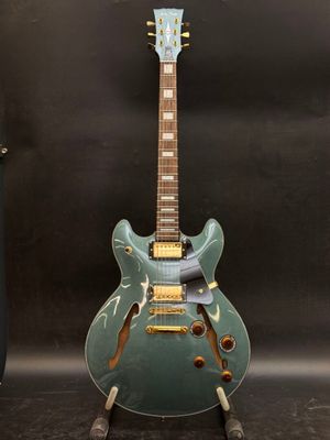 une guitare électrique au corps vert posée sur un support
