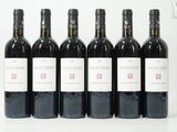 six bouteilles de vin sont alignées sur une table