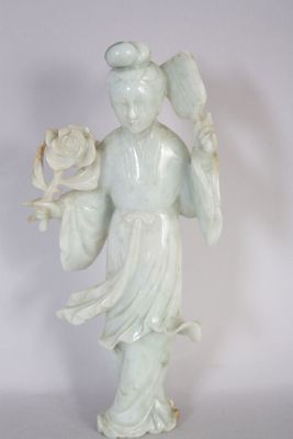 statue d'une femme tenant une fleur à la main