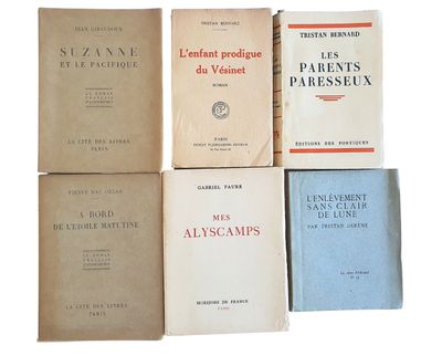 plusieurs livres sont empilés sur une surface blanche