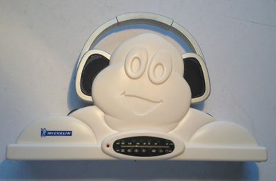 un appareil électronique blanc surmonté d'un casque audio