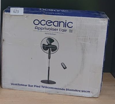 emballage d'un ventilateur de table posé sur une table, avec une boîte