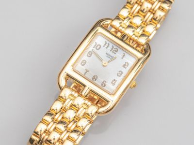 une image d'un gros plan d'une montre-bracelet sur une surface blanche