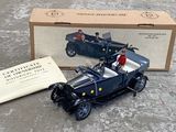 une petite voiture bleue et un livre par terre