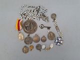 beaucoup d'objets en argent et en or sur la table