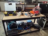 un établi avec de nombreux outils dans un garage