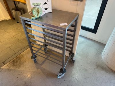 un chariot en métal sur lequel se trouve tout un tas de nourriture