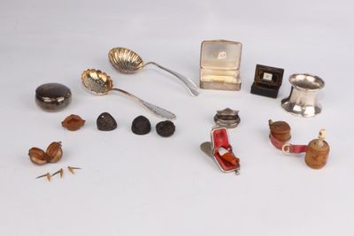 un grand nombre d'objets posés sur une table