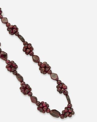 collier composé de perles de verre rouges et muni d'un fermoir en argent