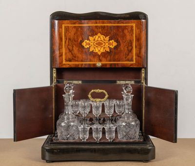 a wooden box with a set of wine glasses in it