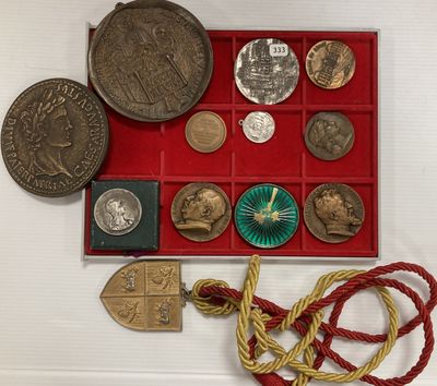 une boîte rouge contenant un tas de pièces et une corde