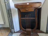 une petite table sur laquelle est posée une lampe, devant une cheminée