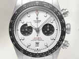un gros plan d'une montre au cadran blanc