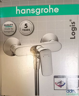 une boîte sur laquelle figure l'image d'un sèche-mains