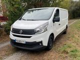 la camionnette blanche est garée sur le côté de la route