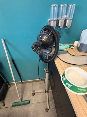 un aspirateur posé sur une table dans une pièce