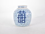 un vase bleu et blanc sur lequel figure une inscription en chinois