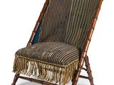 une image représentant une chaise avec un coussin rayé orné de franges