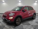 un SUV Fiat rouge garé sur un sol en damier dans un garage