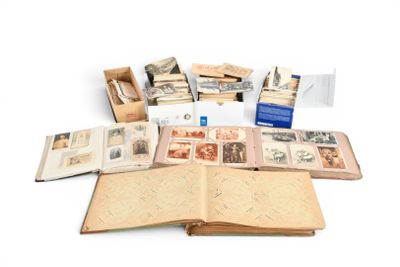 un livre ouvert posé sur une table blanche, à côté d'une pile de timbres