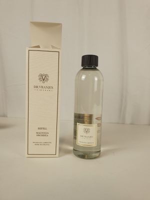une bouteille d'eau posée à côté d'une boîte sur une table