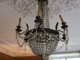 un lustre suspendu au plafond d'une pièce