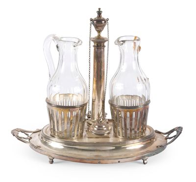un plateau en argent sur lequel sont posés trois vases en verre
