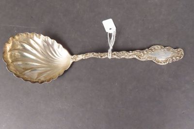 Cuillère de service en argent, à décor de rinceaux, cuillero…