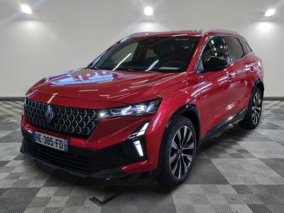 Un SUV rouge est garé sur un sol en carrelage à damier.
