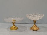 deux bols en verre posés sur une table blanche