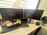 un bureau sur lequel se trouvent deux écrans d'ordinateur et un ordinateur portable