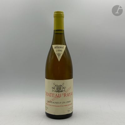 une bouteille de vin posée sur une table