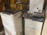 une pile de cartons et un réfrigérateur dans une pièce
