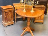 une table sur laquelle est posée une bougie, dans une pièce